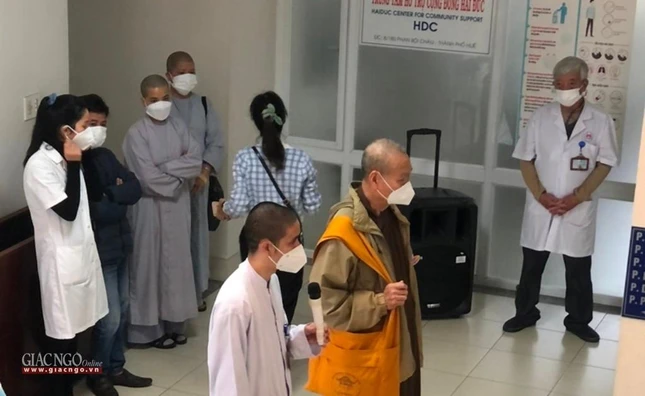Hòa thượng Giám đốc- BS.Thích HảI Ấn trực tiếp chỉ đạo, kiểm tra phòng điều trị bệnh nhân Covid-19