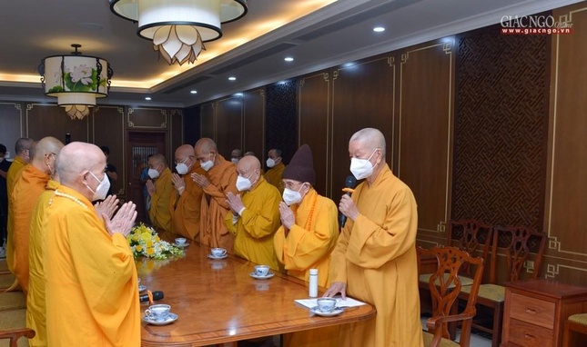 Chư tôn đức giáo phẩm trưởng lão niệm Phật cầu gia bị trước buổi họp - Ảnh: Bảo Toàn/BGN Chư tôn đức giáo phẩm trưởng lão niệm Phật cầu gia bị trước buổi họp - Ảnh: Bảo Toàn/BGN