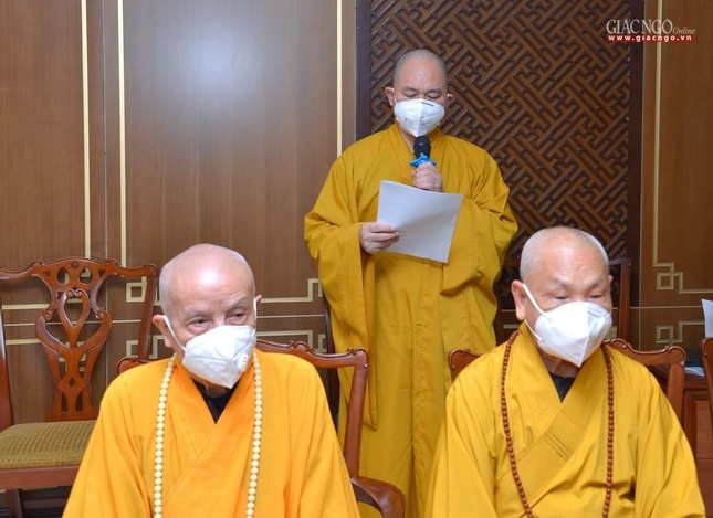Thượng tọa Thích Đức Thiện - Thư ký Văn phòng 1 Hội đồng Chứng minh khải bạch chương trình với chư tôn trưởng lão - Ảnh: Bảo Toàn/BGN Thượng tọa Thích Đức Thiện - Thư ký Văn phòng 1 Hội đồng Chứng minh khải bạch chương trình với chư tôn trưởng lão - Ảnh: Bảo Toàn/BGN
