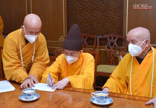 Chư tôn trưởng lão, chư Hòa thượng hai Hội đồng thuộc Trung ương GHPGVN ký biên bản của phiên họp đặc biệt này - Ảnh: Bảo Toàn/BGN Chư tôn trưởng lão, chư Hòa thượng hai Hội đồng thuộc Trung ương GHPGVN ký biên bản của phiên họp đặc biệt này - Ảnh: Bảo Toàn/BGN