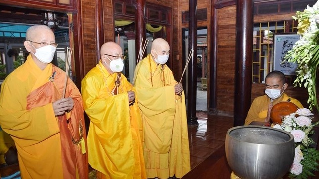 Chư Hòa thượng niêm hương tưởng niệm