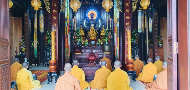 Chư Tăng các chùa trực thuộc tụng kinh Kim Cang, bản kinh Đại thừa mà Trưởng lão Hoà thượng thường hành trì lúc sinh tiền