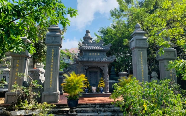 Hương Nghiêm tháp, nơi lưu giữ nhục thân cố Trưởng lão Hoà thượng trong khuôn viên tổ đình Kim Tiên hiện nay