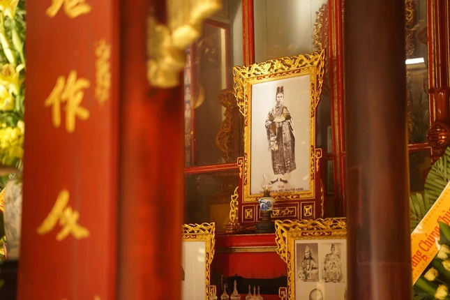 Linh ảnh Tổ sư Thích Tâm Khoan và chư tôn trưởng lão thờ tại Tổ đướng Kim Tiên - Ảnh: PGH