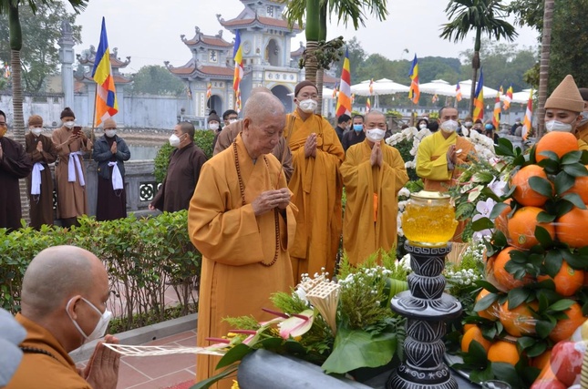 Dâng hương trước bảo tháp Đức Đệ tam Pháp chủ - Đại lão Hòa thượng Thích Phổ Tuệ - Ảnh: Xuân Loan Dâng hương trước bảo tháp Đức Đệ tam Pháp chủ - Đại lão Hòa thượng Thích Phổ Tuệ - Ảnh: Xuân Loan