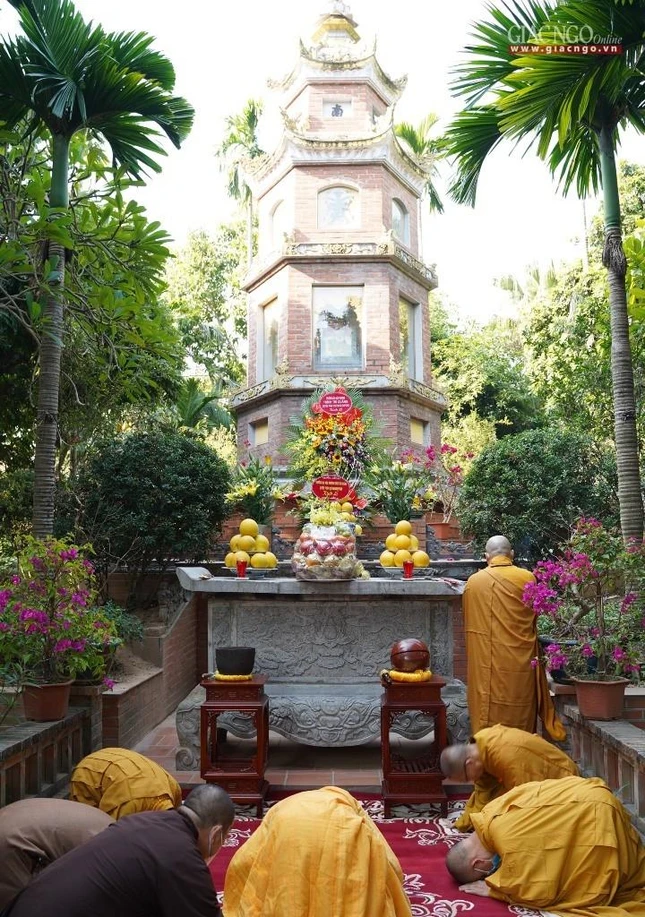 Đảnh lễ trước bảo tháp Đức Đệ nhị Pháp chủ - Đại lão Hòa thượng Thích Tâm Tịch