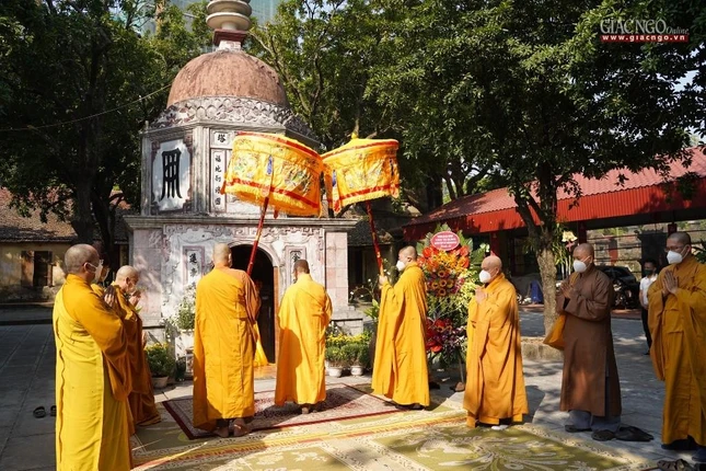 Dâng hương, đảnh lễ trước bảo tháp Đức Đệ nhất Pháp chủ - Đại lão Hòa thượng Thích Đức Nhuận