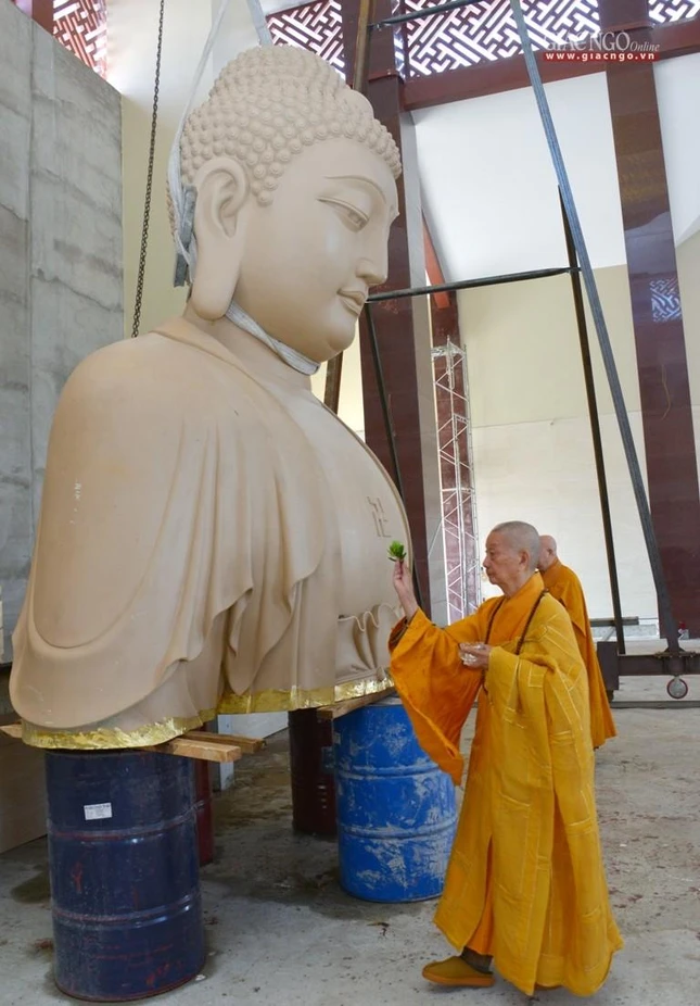 Sái tịnh nơi tôn trí kim thân Đức Phật
