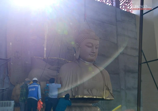 Trong khi các kỹ thuật viên nâng ghép các phần của kim thân được tôn tạo rời