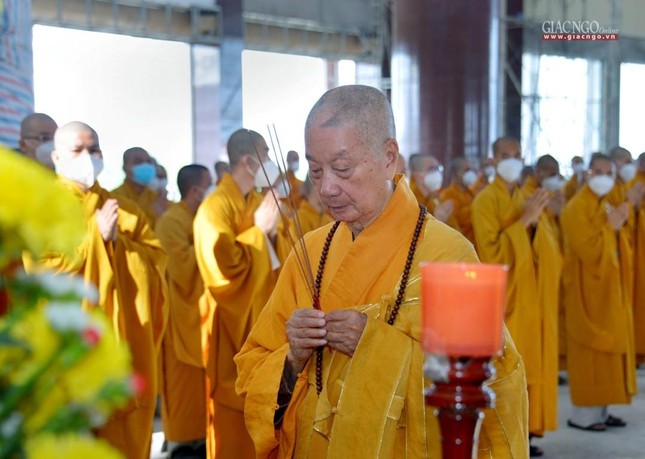 Trưởng lão Hòa thượng Viện trưởng niêm hương bạch Phật Trưởng lão Hòa thượng Viện trưởng niêm hương bạch Phật