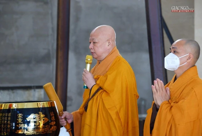 Hòa thượng Thích Lệ Trang dẫn lễ