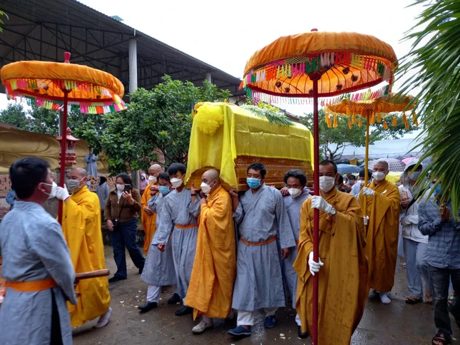 Phụng tống kim quan cố Hòa thượng Thích Toàn Thiện nhập bảo tháp