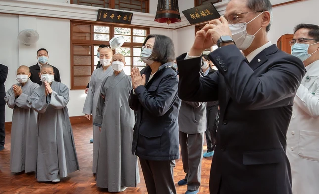 Nhà lãnh đạo Đài Loan Thái Anh Văn lễ Phật