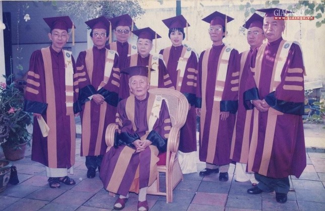 Ni trưởng Thích nữ Như Đức (hàng đứng, thứ tư từ trái sang) cùng cố Trưởng lão Hòa thượng Thích Minh Châu (ngồi giữa), Trưởng lão Hòa thượng Thích Chơn Thiện và các vị giáo thọ, giảng viên Học viện Phật giáo VN tại TP.HCM