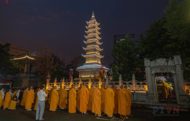 Chư Tăng Ni tưởng niệm, nhiễu tháp cố Hòa thượng trong khuôn viên chùa Vĩnh Nghiêm tối 6-1 - Ảnh: Anh Quốc