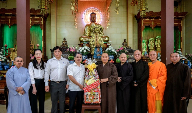 Thượng tọa Thích Minh Bảo, Trưởng ban Trị sự GHPGVN quận 4 và chư tôn đức Ban Trị sự quận tiếp đoàn Ban Tôn giáo TP.HCM