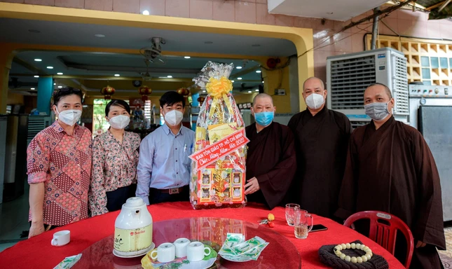 Lãnh đạo Ban Tôn giáo TP.HCM thăm Ban Trị sự GHPGVN quận 8