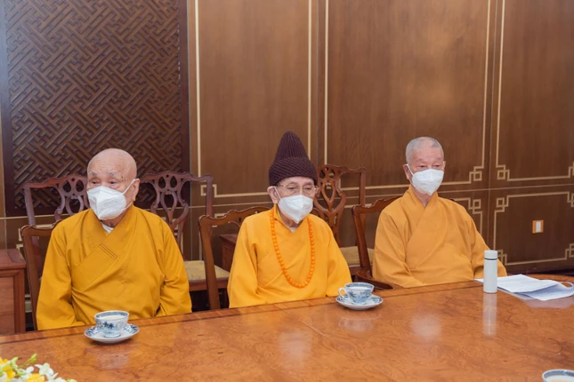 Trưởng lão Hòa thượng Thích Thanh Đàm (thứ nhất từ trái sang) tham dự phiên họp đặc biệt của Ban Thường trực Hội đồng Chứng minh đề cử Quyền Pháp chủ hôm 1-12-2021 tại TP.HCM - Ảnh: Đăng Huy