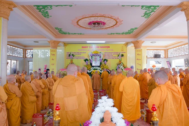 Buổi lễ cử hành trang nghiêm theo nghi thức biệt truyền hệ phái Khất sĩ - Ảnh: Đăng Huy