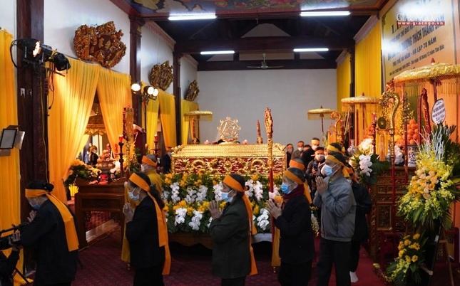 Nhiều đoàn đã về chùa Hòa Lạc để viếng tang, đảnh lễ, tưởng niệm Đại lão Hòa thượng Thích Thanh Đàm, Phó Pháp chủ GHPGVN vừa viên tịch, trụ thế 98 năm