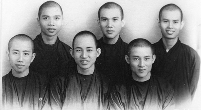 Vị Tăng trẻ Thích Nhất Hạnh (đầu tiên từ phải sang), vị giáo thọ trẻ Phật học đường Nam Việt tại chùa Ấn Quang