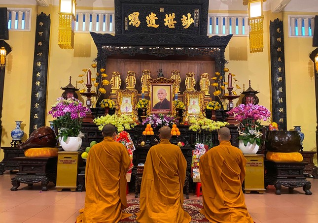 Chư Tăng đảnh lễ tưởng niệm - Ảnh: Trung Hiếu