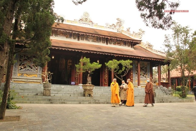 Chư Tăng đến chùa trong yên tĩnh