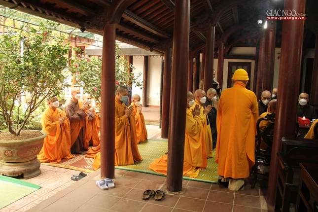 Tăng chúng lắng nghe lời huấn thị của chư tôn túc Tăng chúng lắng nghe lời huấn thị của chư tôn túc