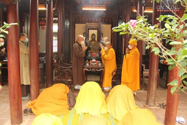 Tăng chúng đảnh lễ chư tôn đức đến thăm