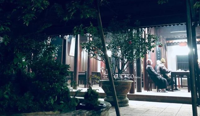 Chư tôn đức thảo luận tại nhà liêu chùa Từ Hiếu khuya 22-1-2022