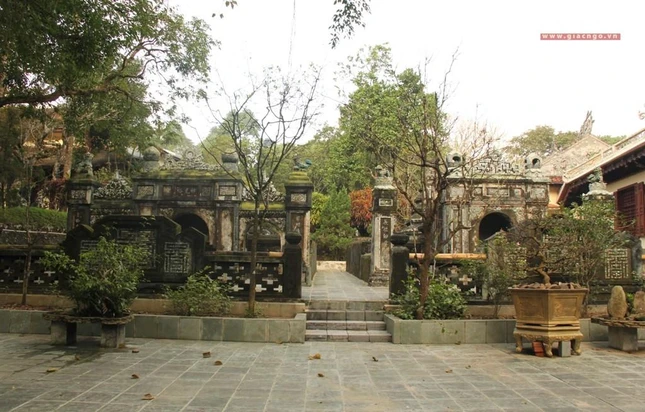 Nét cổ kính của khu vườn tháp chư vị Tổ sư Nét cổ kính của khu vườn tháp chư vị Tổ sư