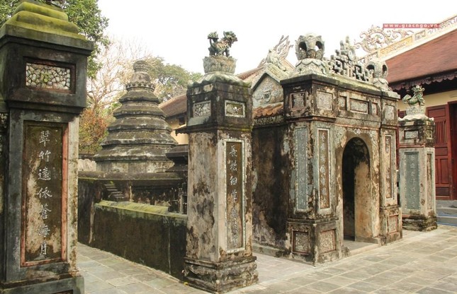 Ngôi tháp Tổ bên chùa