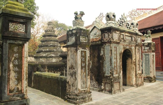 Ngôi tháp Tổ bên chùa Ngôi tháp Tổ bên chùa