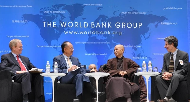 Thiền sư trong một buổi chia sẻ với lãnh đạo World Bank - Ảnh: Làng Mai