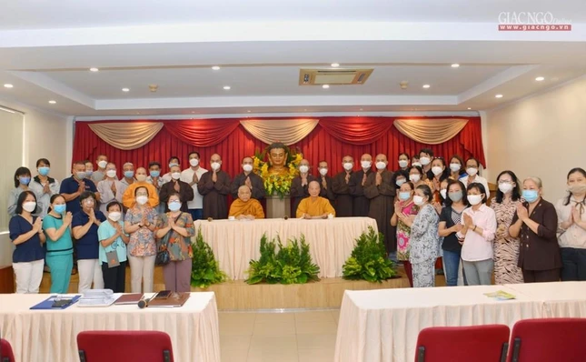 Ban Biên tập, các phòng, ban, bộ phận đang làm việc tại Báo Giác Ngộ trong buổi họp mặt tất niên Ban Biên tập, các phòng, ban, bộ phận đang làm việc tại Báo Giác Ngộ trong buổi họp mặt tất niên