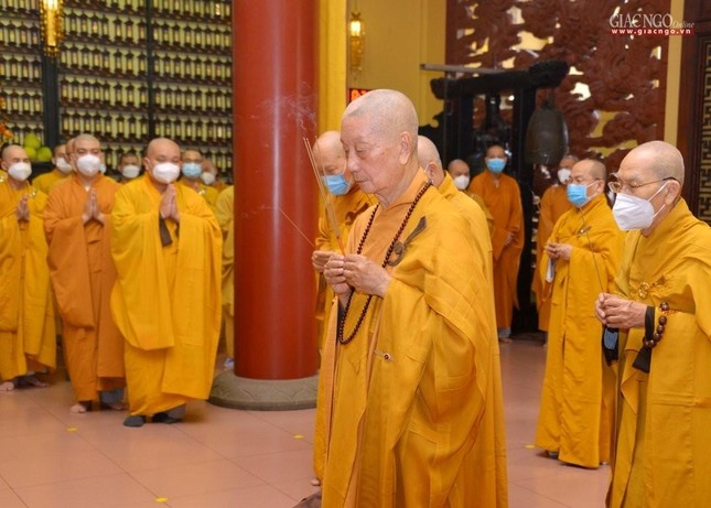 Chư tôn đức cử hương tưởng niệm, cúng dường