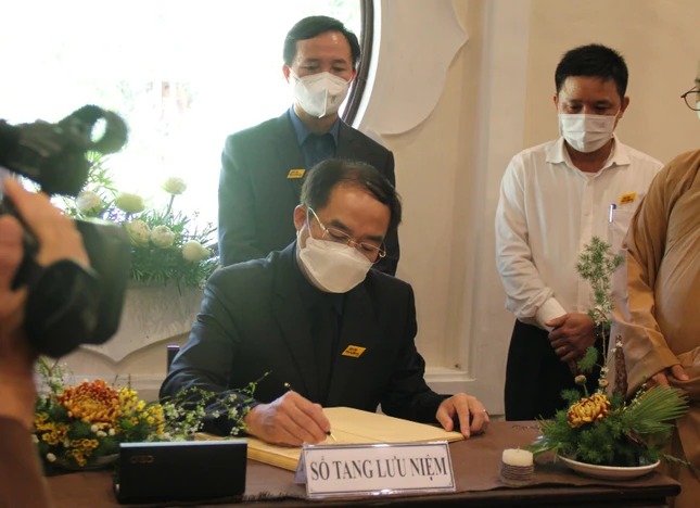 Ông Vũ Chiến Thắng viết sổ tang lưu niệm