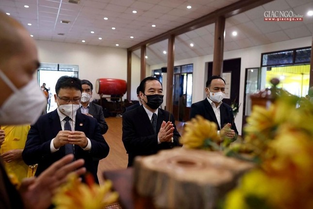 Ông Ngô Sách Thực, Phó Chủ tịch Ủy ban Trung ương MTTQVN dẫn và phái đoàn viếng tang Thiền sư Thích Nhất Hạnh