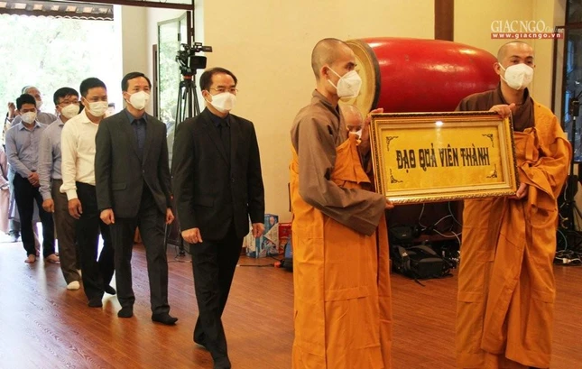 Ông Vũ Chiến Thắng dẫn đầu đoàn viếng tang Thiền sư Thích Nhất Hạnh với bức chữ "Đạo Quả Viên Thành"