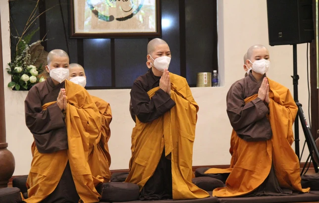 Tất cả đệ tử ở các trung tâm tu học thuộc Làng Mai ở tại chỗ, kết nối thực tập trong một tuần tang lễ của Thiền sư được tổ chức tại chùa Từ Hiếu, nơi ngài xuất gia tu học năm lên 16 tuổi và là bậc niên trưởng của Tổ đình Tất cả đệ tử ở các trung tâm tu học thuộc Làng Mai ở tại chỗ, kết nối thực tập trong một tuần tang lễ của Thiền sư được tổ chức tại chùa Từ Hiếu, nơi ngài xuất gia tu học năm lên 16 tuổi và là bậc niên trưởng của Tổ đình