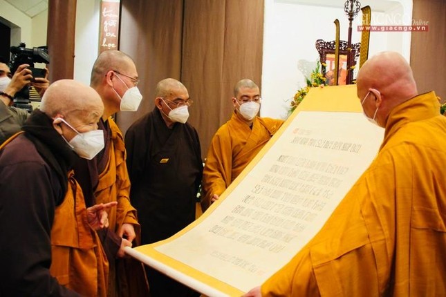 Hòa thượng Thích Lệ Trang trao bức chữ truy tán công hạnh Trưởng lãoThiền sư