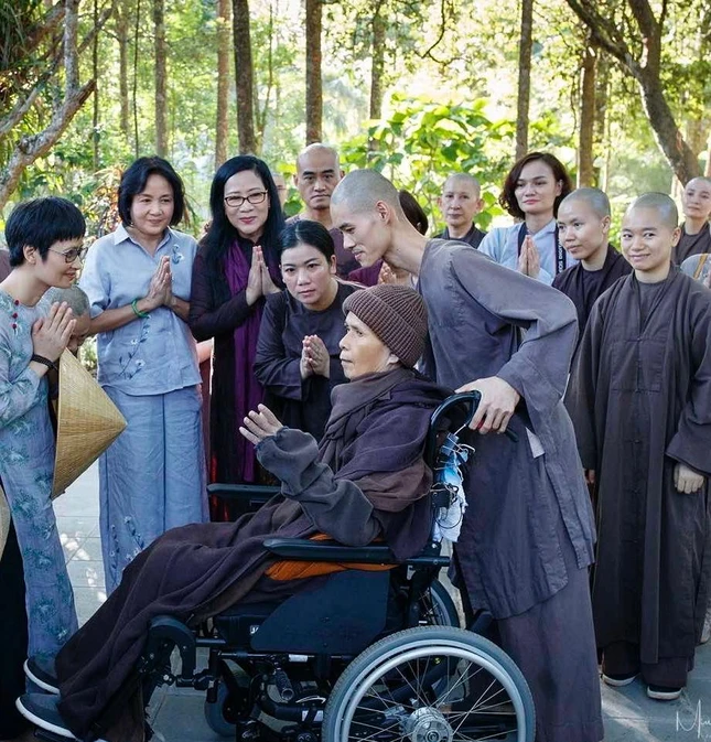 Với Thiền sư Thích Nhất Hạnh lúc tịnh dưỡng tại chùa Từ Hiếu, cố đô Huế - Ảnh: Minh Hòa