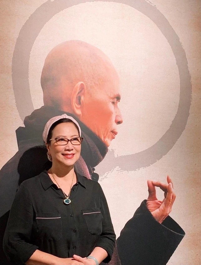 Tác giả, chuyên gia ẩm thực Hồ Thị Hoàng Anh tại triển lãm thư pháp của Thiền sư Thích Nhất Hạnh