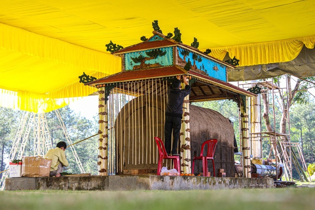 Công việc dựng đài hỏa thiêu cho lễ Trà tỳ Thiền sư Thích Nhất Hạnh đang được hoàn thiện - Ảnh: Lê Hoài Nhân