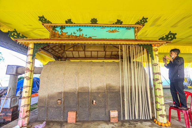 Đài hỏa thiêu đang dần hoàn thành. Hình chụp mặt ngang - Ảnh: Lê Hoài Nhân