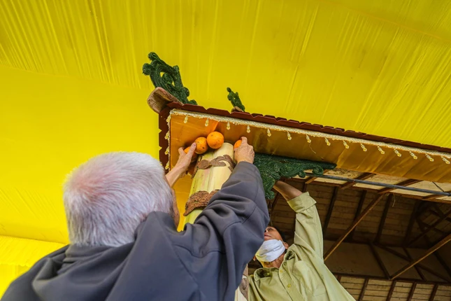 Các nghệ nhân Phật tử đang trang trí Đài địa dư bao che lò hỏa thiêu - Ảnh: Lê Hoài Nhân