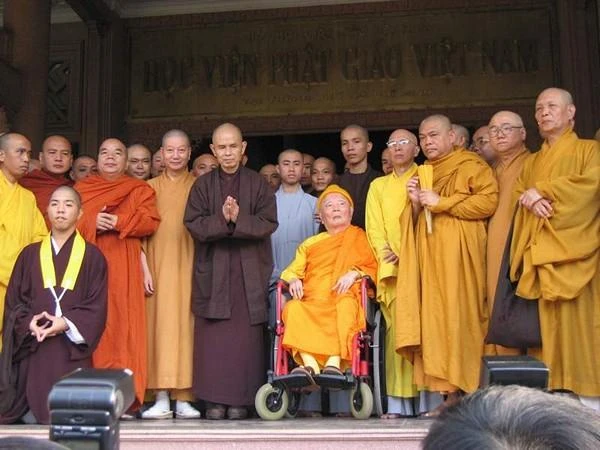 Tại Thiền viện Vạn Hạnh, thăm Đại lão Hòa thượng Thích Minh Châu