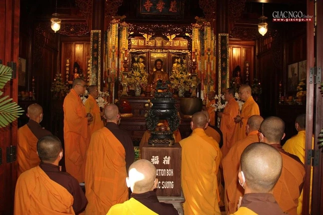 Lễ cúng ngọ tại chánh điện trước lúc cử hành lễ sơ dạ, cung tiến Giác linh Thiền sư Thích Nhất Hạnh