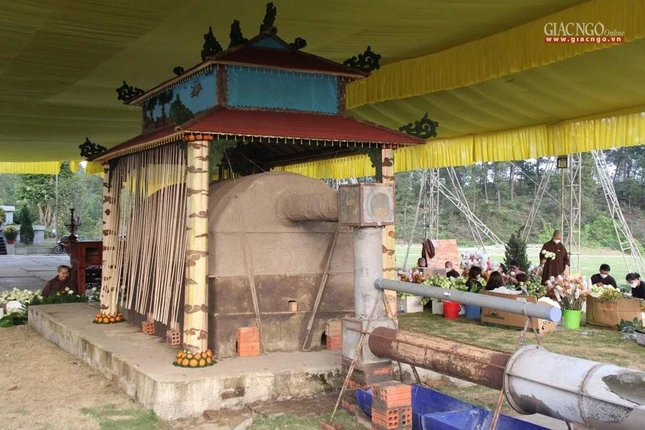 Nơi trà-tỳ kim quan Thiền sư đã được chuẩn bị mấy ngày qua