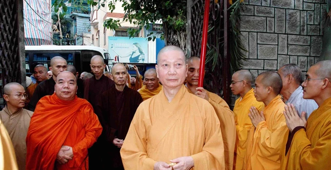 Hòa thượng Thích Trí Quảng và chư Tăng đón Thiền sư